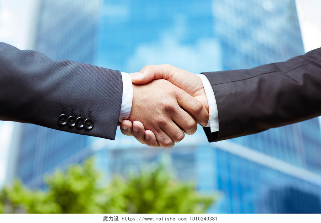 自然背景上的两个人握手合作团结握手团结手势合作平台商务合作握手
